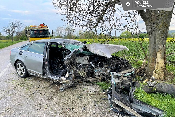Tragická nehoda: Vodič nafúkal, mladá spolujazdkyňa podľahla zraneniam