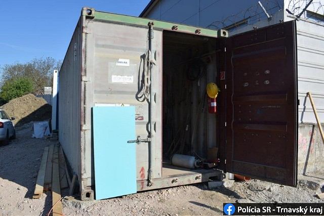 Polícia chytila zlodejov, ktorí vykrádali sklady a novostavby. Odcudzili aj prasa