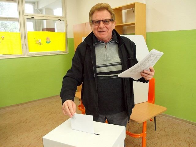 Voľby sa začali, o post župana sa uchádza pätica kandidátov