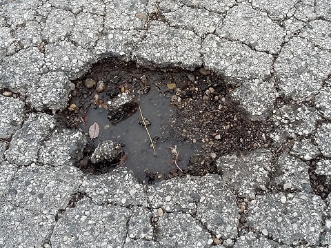 Výtlky na Sládkovičovej, Veternej a Sasinkovej opravia plošne