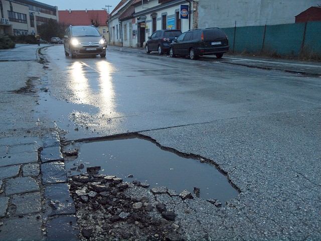 Výtlky na cestách po zime odstránia: Mesto si objednalo opravy za 1,2 milióna eur