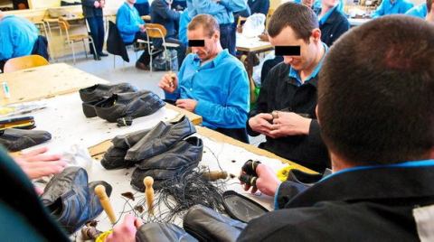 Plné väznice, odsúdení si trest možno budú odpykávať doma