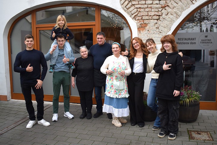 Vo Wetzlerovom dome hostili ľudí bez domova, nechýbala kapustnica, ryba či šalát