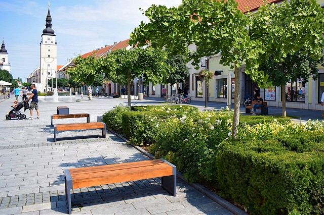 O lavičky, stojany na bicykle a prístrešky na zastávkach sa bude starať firma Wofis