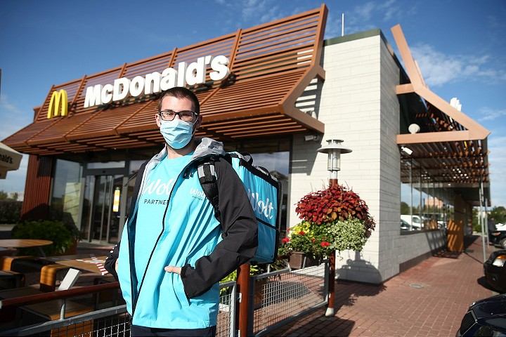 Donáška jedla z McDonalds možná už aj k dverám zákazníkov – do Trnavy prichádza McDelivery