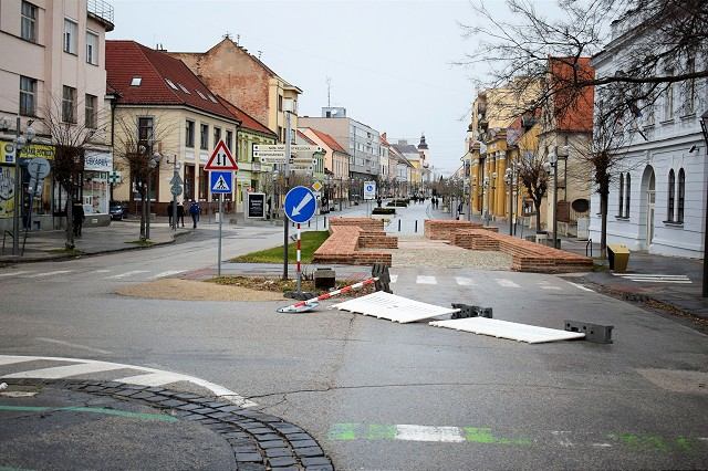 Dolnú bránu budú pred autami chrániť dva ťažké kvetináče