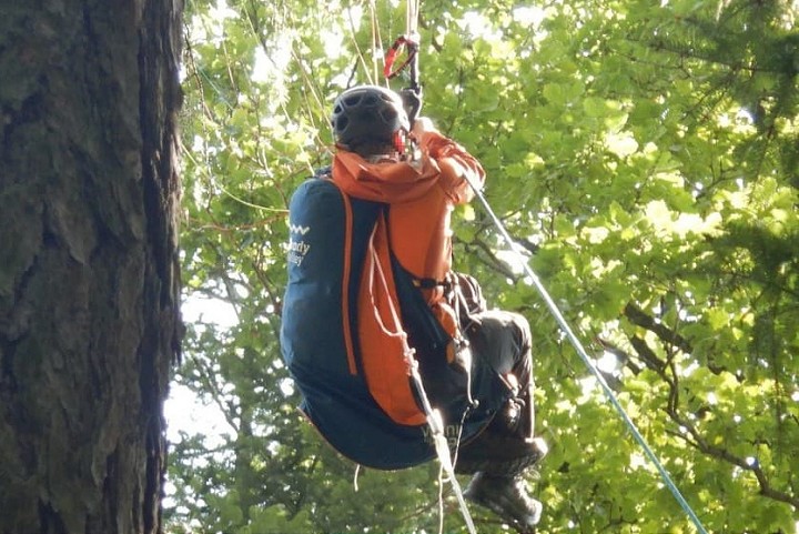 Hasiči ratovali na Slepom vrchu paraglajdistu, zostal visieť na vysokom strome