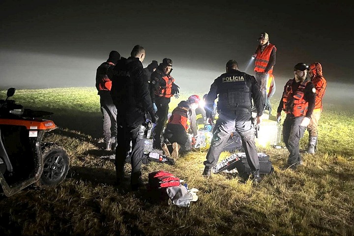 Nočné pátranie v Boleráze malo šťastný koniec, podchladeného muža našli včas