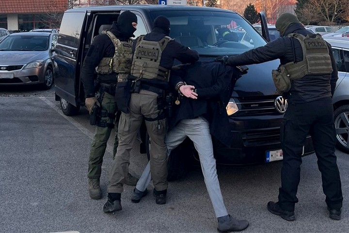 Policajti chytili trojicu mladíkov, ktorí v Piešťanoch brutálne dobili muža