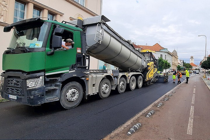 Do nemocnice sa dá opäť ísť aj hlavným vchodom, Ulica A. Žarnova má nový asfalt
