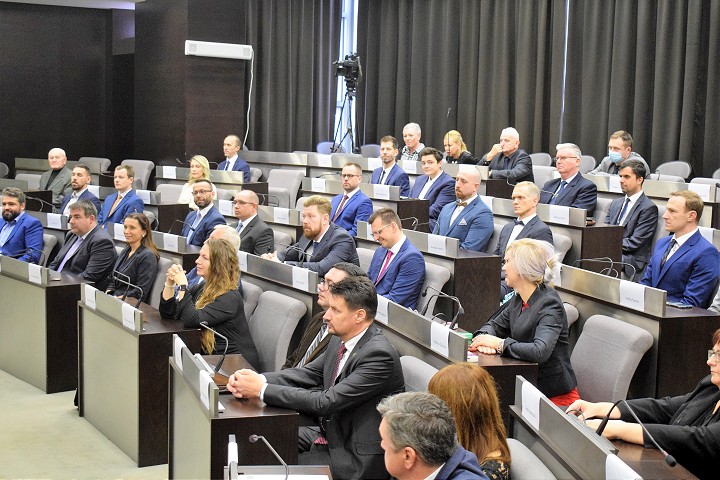 Trnavskí poslanci zarobili mesačne v priemere 310 eur, primátor cez 5 a pol tisíc