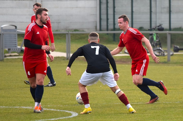 Futbal, 8. liga B: Ostrov šokoval Brestovany, Moravany smerujú za postupom