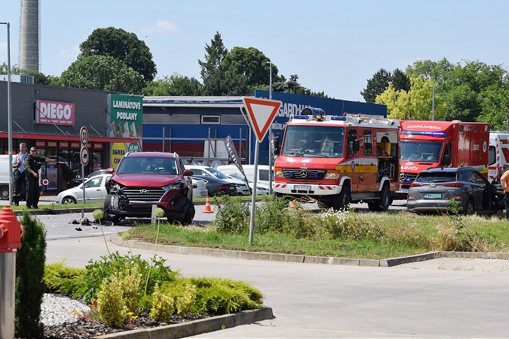 Na Zavarskej ceste sa zrazili tri vozidlá, dve skončili mimo cesty