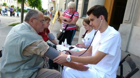 Bezpečný sex, zdravie aj čisté zuby prezentujú na námestí