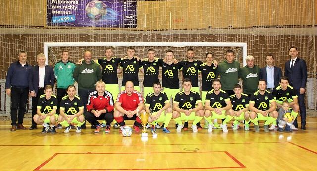 Zeleneč sa teší z trofeje, stal sa halovým kráľom trnavskej futbalovej oblasti
