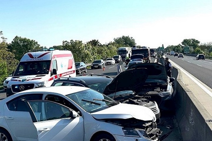 Diaľnica D1 v smere z Bratislavy do Trnavy je pre nehodu neprejazdná