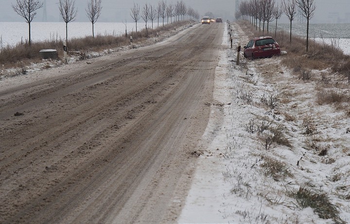 Na cestách je miestami poľadovica a kašovitý sneh, problémy sú aj na chodníkoch