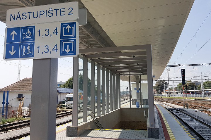 Žene sa pri neskorom nastupovaní do vlaku zasekla noha, skončila v koľajisku