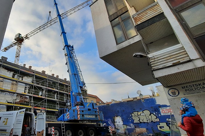V centre Trnavy pribudol žeriav, začínajú práce na očakávanej investícii