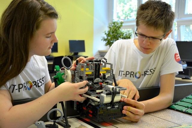 Šikovní trnavskí školáci postavili Lego robota, pôjdu reprezentovať Slovensko do Sydney
