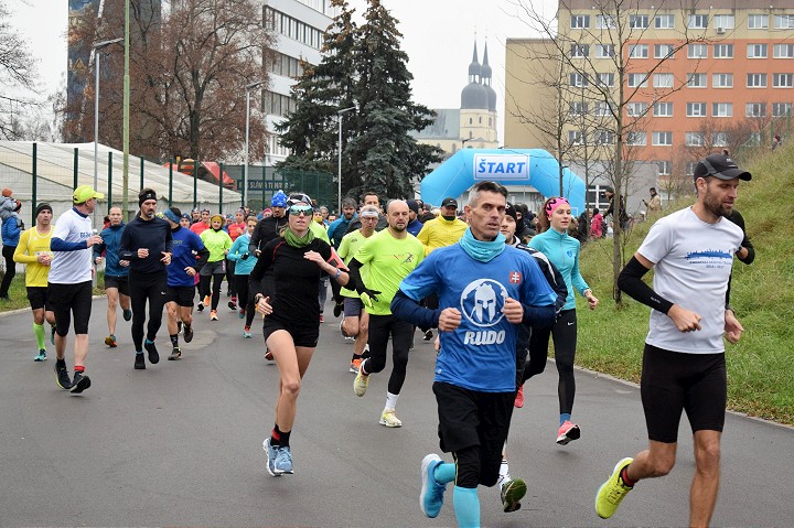 FOTO: Zimný beh zdravia pritiahol na Sláviu vyše tristo pretekárov