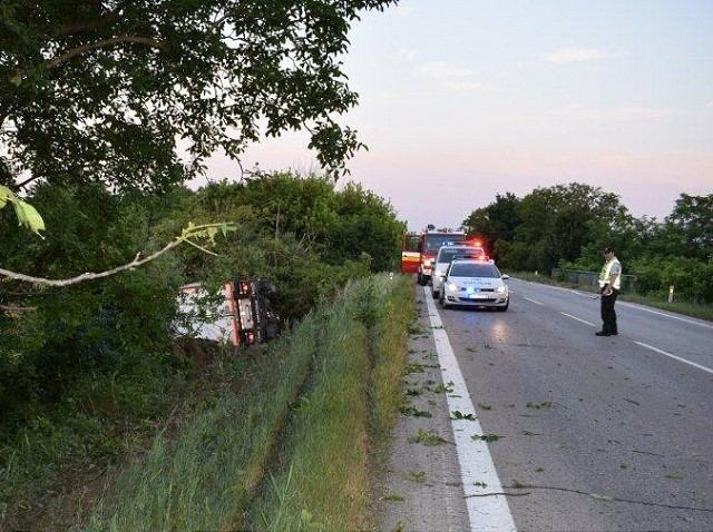 Pri Žlkovciach havaroval kamión, vodič vyviazol s ľahkými zraneniami
