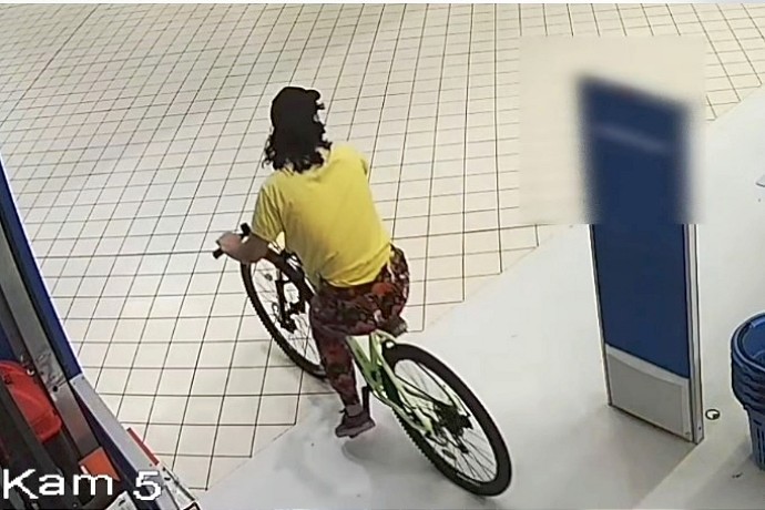 Policajné pátranie: V predajni sadla na bicykel a odišla cez nákupné centrum