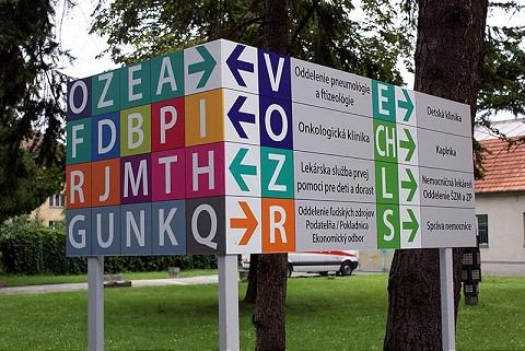 V nemocnici osadili nové orientačné značenie, chcú vybudovať 50 parkovacích miest