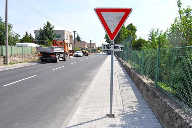 Dopravná značka na Šafárikovej v strede chodníka nezostane