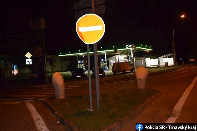 Opitý mladík ničil dopravné značky na Hospodárskej ulici, chytili ho policajti