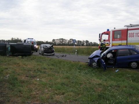 Zrážka troch automobilov a dvojnásobok zranených aj s dieťaťom