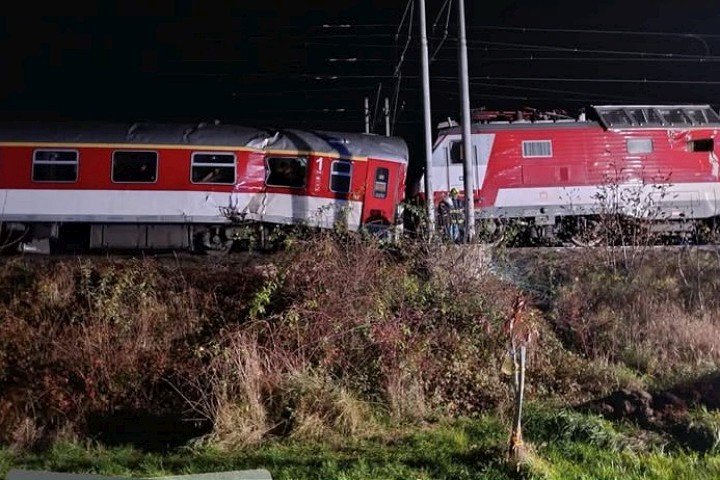 Všetky vlaky z Trnavy do Bratislavy po večernej nehode meškajú