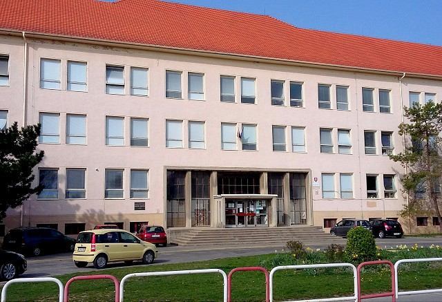 Športový areál školy na Ulici Jána Botta cez leto výrazne pozmenia