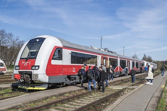 Medzi Cíferom a Šenkvicami je mimoriadna výluka, osobáky tu nahradí rýchlik