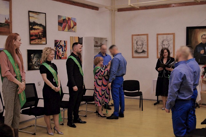 Vo väznici v Hrnčiarovciach mali stužkovú, zelené stužky dostali traja odsúdení