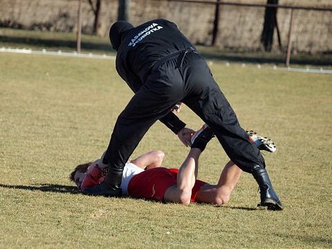 Vo Zvončíne zasahovali kukláči, zamerali sa na futbalistov