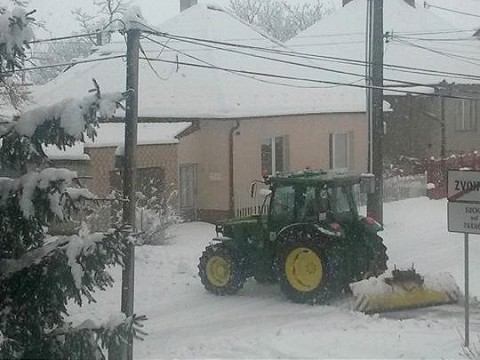 Cestári povolali do boja so snehom aj zazmluvnené traktory od živnostníkov