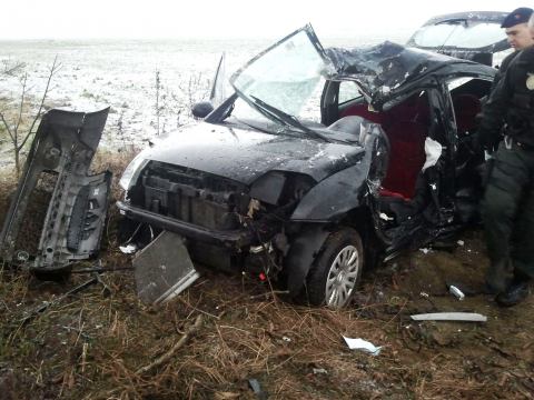 DOPLNENÉ: Citroën vyletel z cesty, vodičku vystrihovali