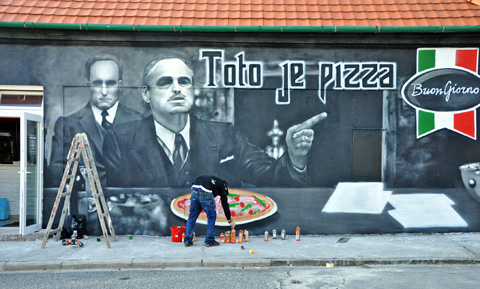 Krstný otec na fasáde trnavskej pizzerie. / Foto: Matúš Kozlík.